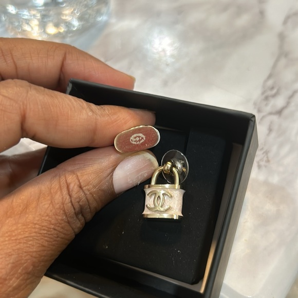 Chanel lock pink resin earrings(enamel) - Picture 2 of 6